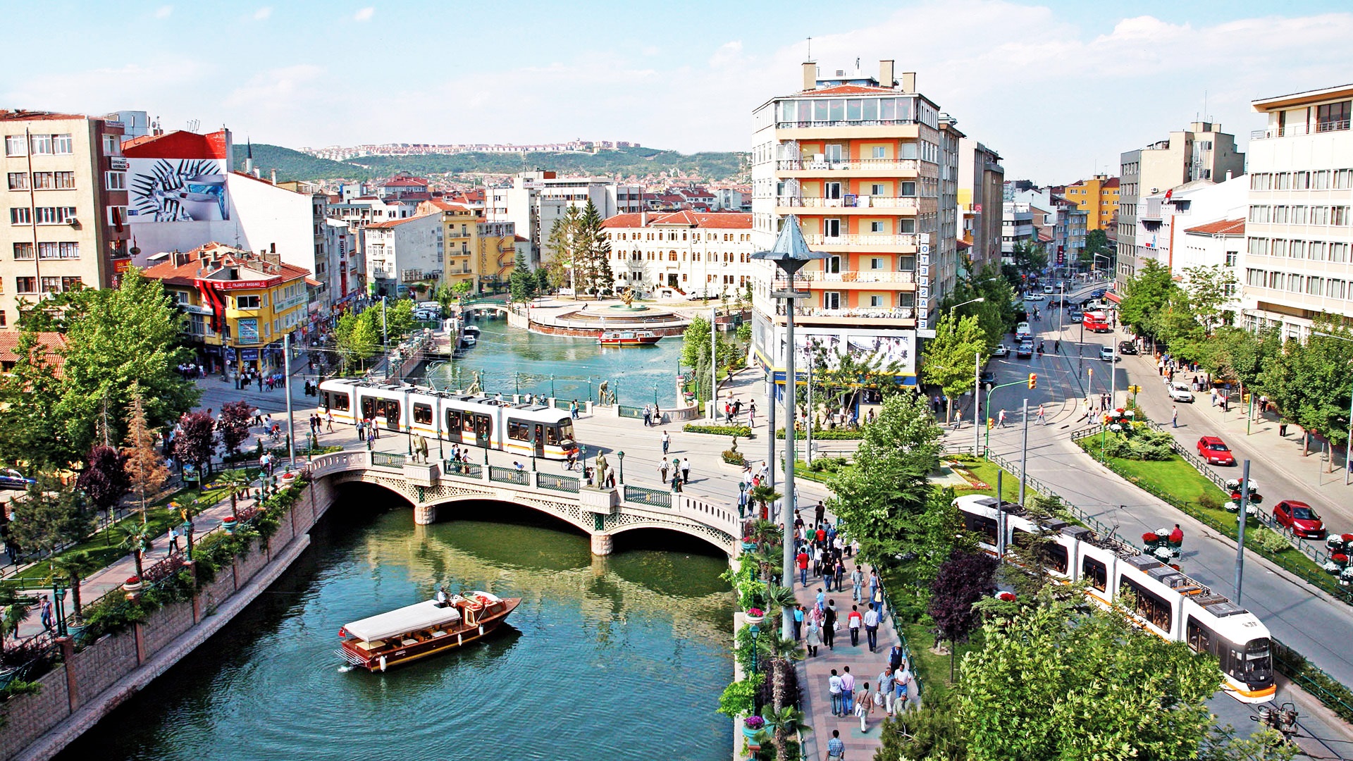 Eskişehir’de Porsuk Çayı, köprüler ve tramvaylar